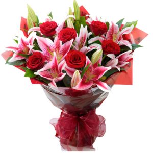 Buquê com 12 Rosas Vermelhas e Lírios Rosa