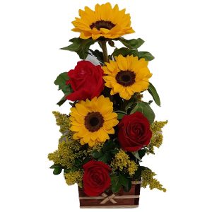Ikebana com Rosas Vermelhas e Girassóis