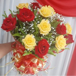 Buquê com 36 Rosas Vermelhas e Amarelas
