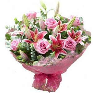 Buquê com 12 Rosas cor Rosa e Lírios Rosa