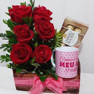 Ikebana com 6 Rosas Vermelhas+Chocolate 8un+Caneca Rosa