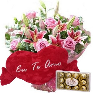 Buquê 12 Rosas cor Rosa e Lírios Rosa+Chocolate 12un+Coração Pelúcia "Eu Te Amo" 62x34