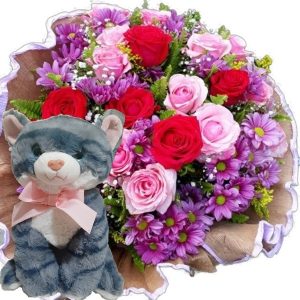 Buquê com 12 Rosas Vermelhas e Rosas cor Rosa e margaridas+Gatinha Cinza 25cm